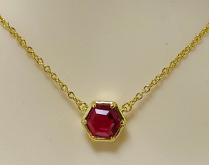 Collar Piedra Roja Hexagonal Dorado
