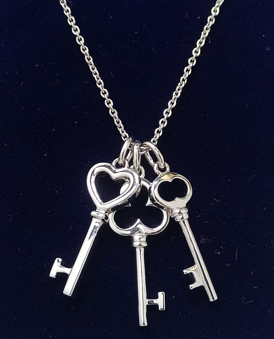 [N00313276-1] Collar Tiffany tres llaves plata corazón trébol óvalo