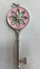 [N0026] Charm llave corazón margarita esmalte rosa