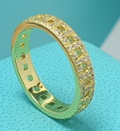 Anillo Tiffany oro sencillo hilera pavé circonias