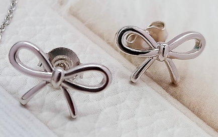 Aretes Tiffany moño plateado liso