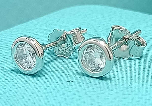 Aretes Tiffany Solitario Bisel Plata Circonia Blanca