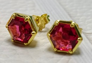 Aretes hexágono dorado con piedra rosa intensa