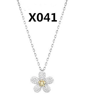 Collar Swarovski Flor de Ciruelo Pavé Blanco