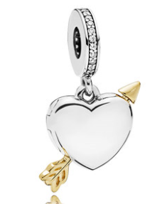 Charm colgante corazón flecha baño dorado