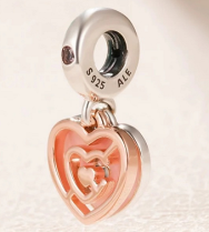 Charm colgante corazón calado esmalte coral
