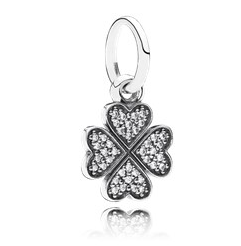 Charm colgante trébol de corazones pavé