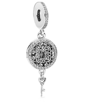 Charm colgante medallón filigrana y llave pavé Pandora