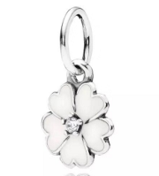 Charm colgante trébol de corazones esmalte blanco Pandora
