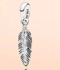 Charm colgante pluma plata texturizada
