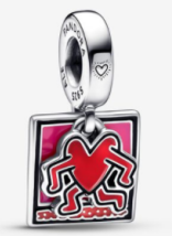 Charm colgante figura bailando y corazón esmalte rosa