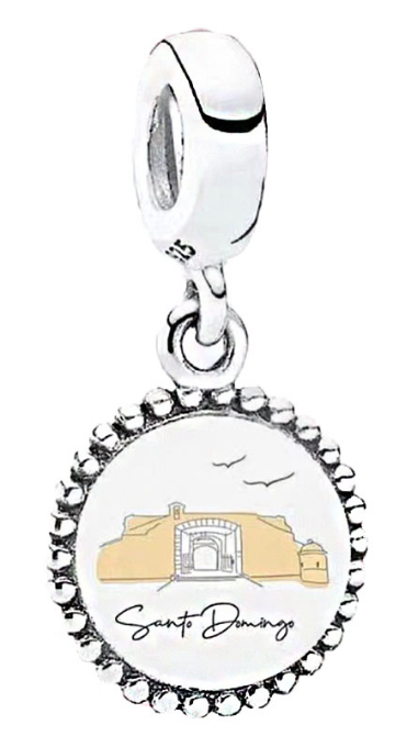 Charm colgante Santo Domingo con esmalte crema