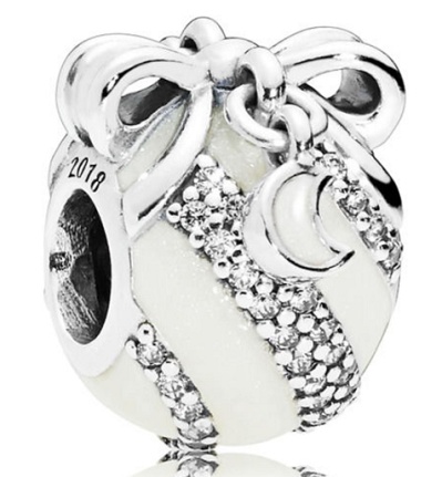 Charm bola 2018 lazo esmalte blanco