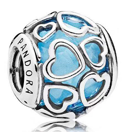 Charm Pandora corazones calados sobre cristal azul