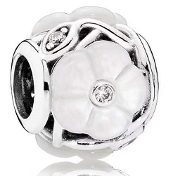 Charm Pandora flor esmalte blanco calado