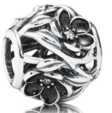 Charm follaje calado flores blancas esmalte negro Pandora