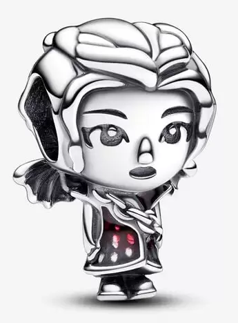 Charm muñeca chibi con capa esmalte rojo Pandora