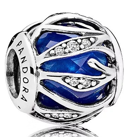 Charm calado azul motivo de llamas