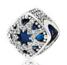 Charm cuadrado estrellas azules pavé transparente