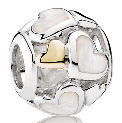 Charm bola corazones esmalte blanco y corazón dorado