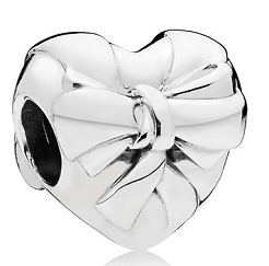 Charm corazón moño plata