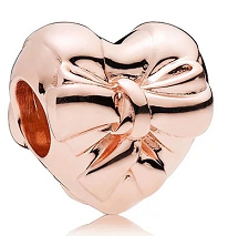 Charm corazón moño baño oro rosa