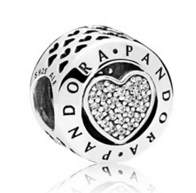 [CH1221] Charm corazón pavé con logotipo Pandora repetido