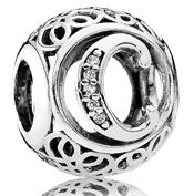 Charm Pandora letra vintage C con circonias