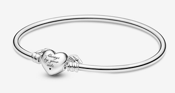 Brazalete rígido Pandora corazón grabado plata
