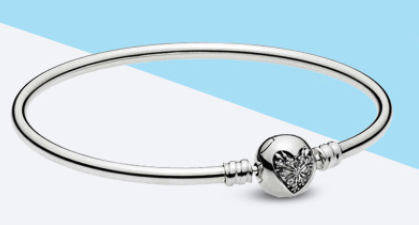 Brazalete rígido Pandora plata cierre corazón pavé