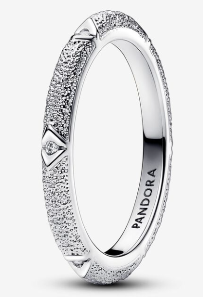 Anillo Pandora banda texturizada con acentos rombo